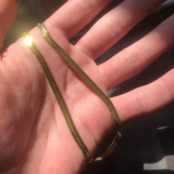 70s Vibe Herringbone Chain - 18K Gold-Plated - Picture 4 of 4